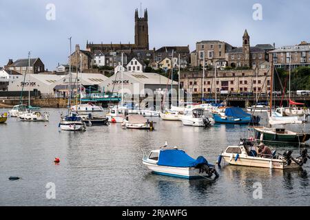 Ciel nuageux couvert au-dessus des bateaux amarrés dans le port de Penzance à Penzance en Cornouailles au Royaume-Uni. Banque D'Images