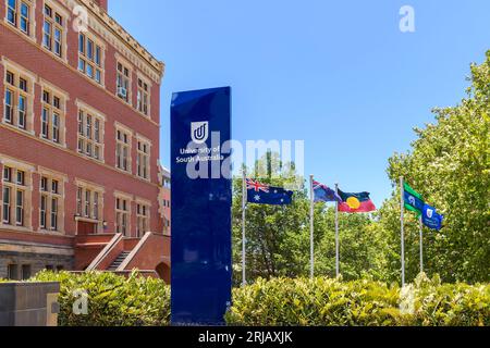 Adélaïde, Australie du Sud - 28 décembre 2022 : campus de l'Université d'Australie du Sud City East avec le logo du stand et Brookman Building à côté de lui sur un cl Banque D'Images