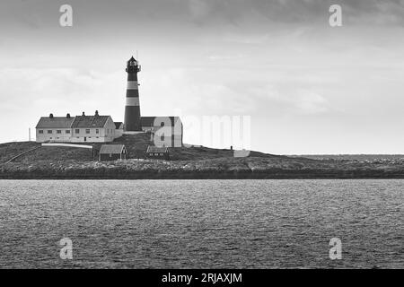 Photo en noir et blanc de la construction en fonte Phare Landegode, construit en 1902, situé sur la petite île de 18km au nord de Bodø, Norvège Banque D'Images