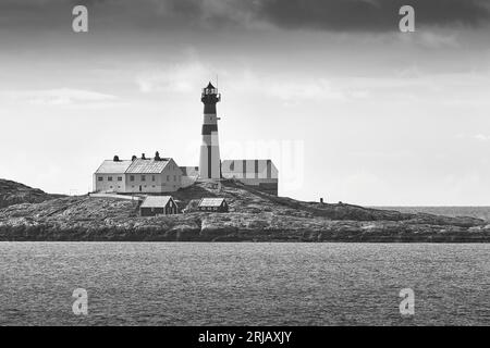 Photo en noir et blanc de la construction en fonte Phare de Landegode, construit en 1902, situé sur la petite île de Eggløysa, à 18 km au nord de Bodø Banque D'Images