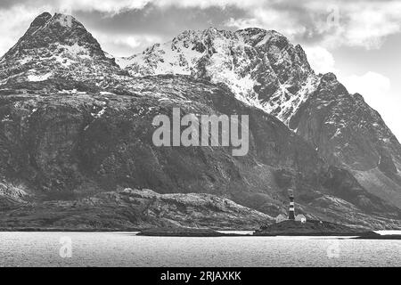 Photo en noir et blanc de la construction en fonte Phare de Landegode, construit en 1902, situé sur l'île de Eggløysa, à 18 km au nord de Bodø, Norvège. Banque D'Images