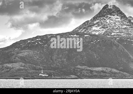 B&W image de la fonte Phare Landegode construit en 1902, situé sur la petite île de Eggløysa, à 18 km au nord de Bodø, en Norvège. Banque D'Images