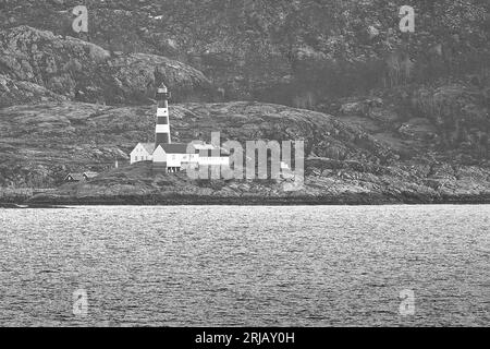 Photo en noir et blanc de la construction en fonte Phare Landegode, construit en 1902, situé sur la petite île de 18km au nord de Bodø, Norvège Banque D'Images