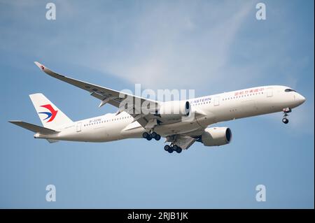 26.07.2023, Singapour, République de Singapour, Asie - China Eastern Airlines Airbus A350-900 avion de passagers immatriculé B-329E en vol. Banque D'Images