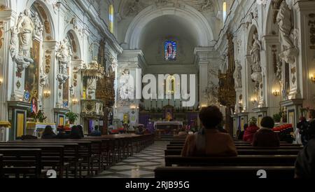 Palerme, Sicile, 2016. Les gens qui assistent à la messe dans l'église Saint Augustin quelques jours avant Noël Banque D'Images