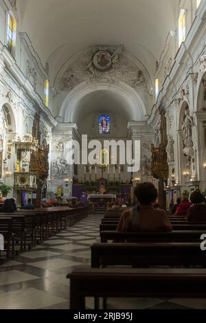 Palerme, Sicile, 2016. Personnes assistant à la messe dans l'église Saint Augustin quelques jours avant Noël (vertical) Banque D'Images