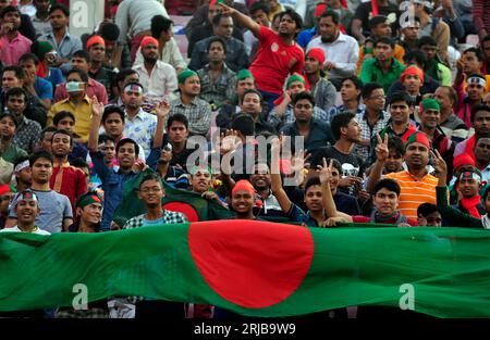 Les fans de football bangladais lors du match de demi-finale de la Banglabandhu Gold Cup entre le Bangladesh et la Thaïlande au Bangabandhu National Stadium, Dhaka, Banque D'Images