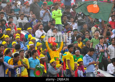 Les fans de football bangladais lors du match de demi-finale de la Banglabandhu Gold Cup entre le Bangladesh et la Thaïlande au Bangabandhu National Stadium, Dhaka, Banque D'Images
