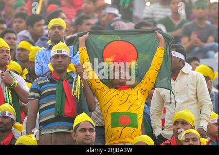 Les fans de football bangladais lors du match de demi-finale de la Banglabandhu Gold Cup entre le Bangladesh et la Thaïlande au Bangabandhu National Stadium, Dhaka, Banque D'Images