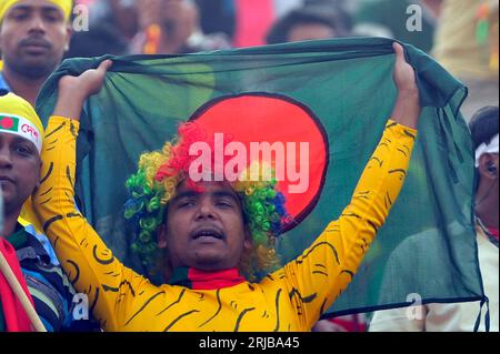 Les fans de football bangladais lors du match de demi-finale de la Banglabandhu Gold Cup entre le Bangladesh et la Thaïlande au Bangabandhu National Stadium, Dhaka, Banque D'Images