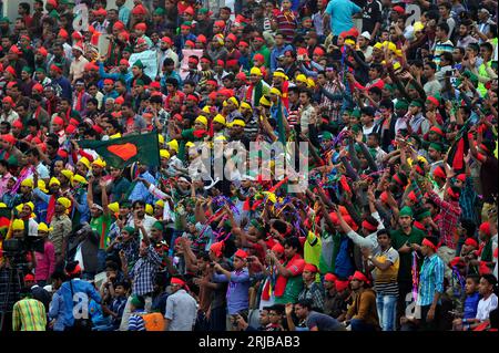 Les fans de football bangladais lors du match de demi-finale de la Banglabandhu Gold Cup entre le Bangladesh et la Thaïlande au Bangabandhu National Stadium, Dhaka, Banque D'Images