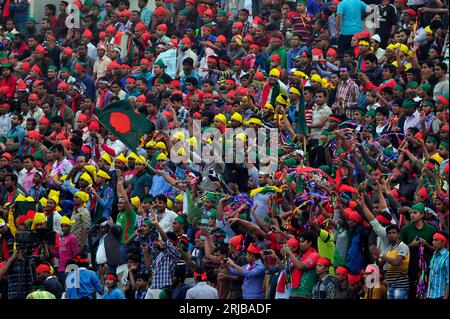 Les fans de football bangladais lors du match de demi-finale de la Banglabandhu Gold Cup entre le Bangladesh et la Thaïlande au Bangabandhu National Stadium, Dhaka, Banque D'Images