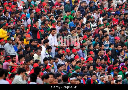 Les fans de football bangladais lors du match de demi-finale de la Banglabandhu Gold Cup entre le Bangladesh et la Thaïlande au Bangabandhu National Stadium, Dhaka, Banque D'Images