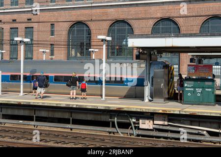 New Haven, CT, États-Unis - 12 août 2023 - un train Amtrak arrive Banque D'Images