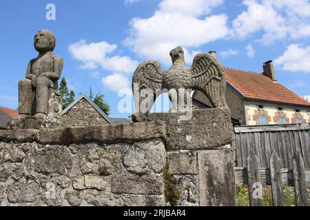 Une vue de deux sculptures en granit du célèbre artiste du 19e siècle François Michaud situées dans le village de Masgot la Creuse dans le centre de la France. Banque D'Images