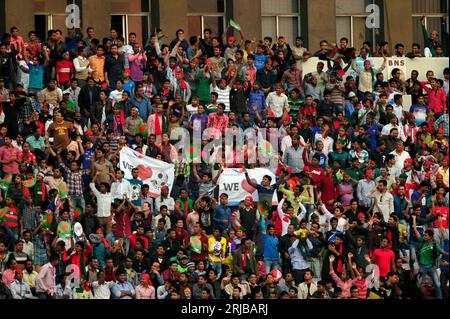 Les fans de football bangladais lors du match de demi-finale de la Banglabandhu Gold Cup entre le Bangladesh et la Thaïlande au Bangabandhu National Stadium, Dhaka, Banque D'Images