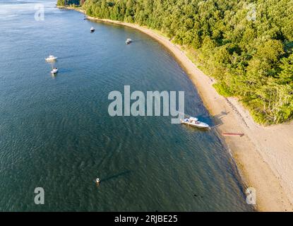 vue aérienne d'un bateau près de la plage de croissant Banque D'Images