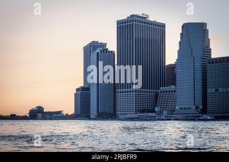 55 Water Street gratte-ciel, East River, quartier financier, Lower Manhattan, New York, États-Unis. Banque D'Images