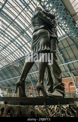 La statue en bronze de neuf mètres de haut, « The Meeting place » du célèbre sculpteur Paul Day, est communément appelée la Statue des amoureux. Il se trouve sur le Banque D'Images