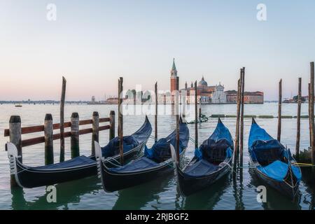 Lever de soleil sur la place San Marco, avec gondoles sur le Grand Canal de Venise, Venise, Italie Banque D'Images