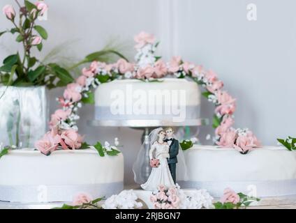 Un gâteau de mariage rose & blanc Banque D'Images