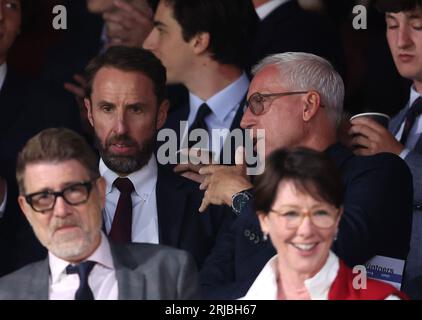 Londres, Royaume-Uni. 21 août 2023. Gareth Southgate, entraîneur de l'Angleterre, s'entretient avec Alan Pardew lors du match de Premier League à Selhurst Park, Londres. Le crédit photo devrait se lire : Paul Terry/Sportimage crédit : Sportimage Ltd/Alamy Live News Banque D'Images