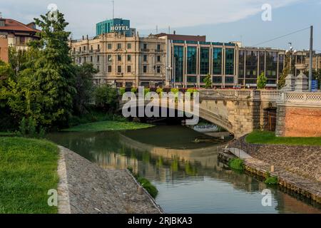 PADOUE, ITALIE - 16 août 2023 : rivière et pont de Padoue au coucher du soleil Banque D'Images