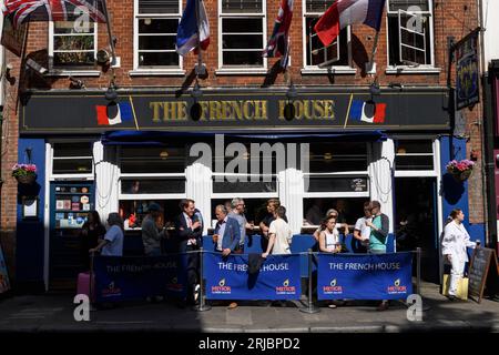 Buveurs d'après-midi, profitant du soleil dehors, The French House Pub, 49 Dean Street, Londres, Royaume-Uni. 26 mai 2023 Banque D'Images