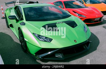 Vue de face de trois quarts d'une Lamborghini Huracan STO, exposée dans le paddock des supercars, au salon britannique de l'automobile de 2023 Banque D'Images