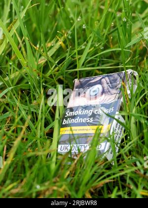 Un avertissement sur un paquet de cigarettes jeté à Ambleside, Lake District, Royaume-Uni. Banque D'Images