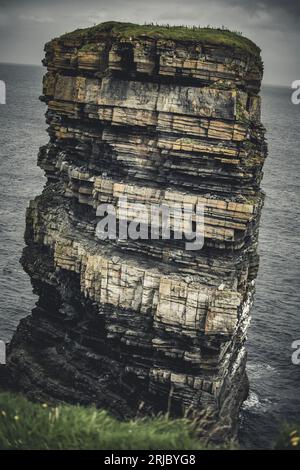 Downpatrick Head - Co. Mayo - Irlande , la cheminée de la mer est l'une des zones de falaises les plus photographiées en Irlande. Banque D'Images