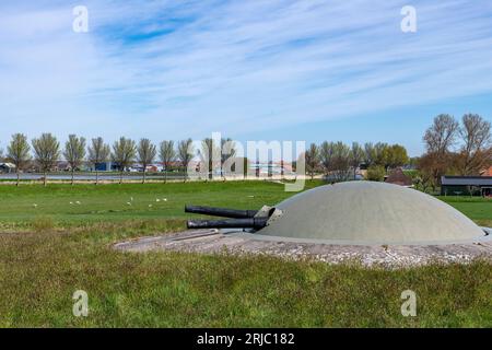 Westbeemster, pays-Bas-avril 2022 ; vue rapprochée du canon à tourelle tournante au sommet du fort Spijkerboor, le plus important fort de la défense d'Amsterdam Banque D'Images