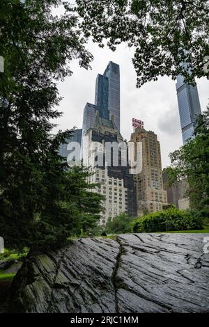 New York, États-Unis - 20 juillet 2023 : certains bâtiments autour de central Park, New York, par jour de pluie. Banque D'Images