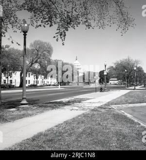 Années 1960, historicai, vue lointaine du Capitole à Washington DC, USA et de son célèbre dôme. Siège du Congrès américain, marque législative du gouvernement fédéral, il est l’un des trois principaux bâtiments gouvernementaux de la capitale américaine, avec la Maison Blanche et la Cour Suprême. Banque D'Images