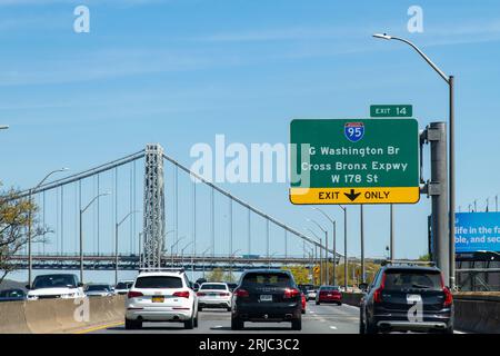 New York City, USA-Mai 2022 : vue en direction du nord sur la Henry Hudson Parkway occupé avec des voitures avec sortie vers le pont George Washington qui peut Banque D'Images