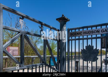 Poughkeepsie, NY, États-Unis-mai 2022 ; vue rapprochée de la porte d'entrée de la passerelle de 1,28 miles au-dessus du pont du parc historique de l'État d'Hudson à partir de 1889, par Banque D'Images