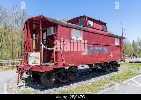 Poughkeepsie, NY, États-Unis-mai 2022 ; vue à angle bas de caboose antique à l'entrée Highland de la passerelle de 1,28 miles au-dessus du Hudson State Historic Park B. Banque D'Images