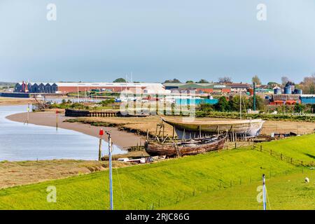 Vue sur Rye Harbour à un paysage industriel à Rye Wharf et la rivière Rother à marée basse près de Rye, une ville anglaise près de la côte dans East Sussex Banque D'Images