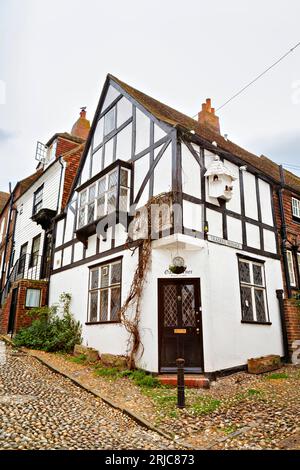 Maisons médiévales dans Traderss' passage, une ruelle pavée dans l'historique Mermaid Street dans le centre de Rye, une ville anglaise près de la côte dans l'East Sussex Banque D'Images