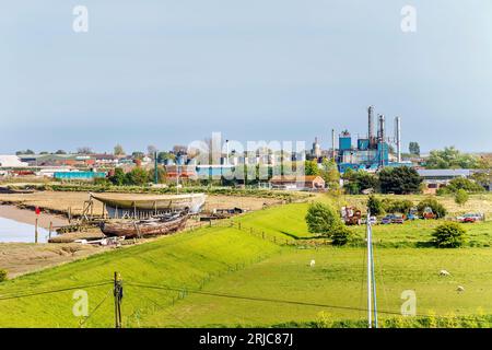 Vue sur Rye Harbour à un paysage industriel à Rye Wharf et la rivière Rother à marée basse près de Rye, une ville anglaise près de la côte dans East Sussex Banque D'Images