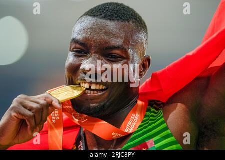 Budapest, Hongrie 20230821.Hugues Fabrice Zango, du Burkina Faso, a remporté l'or au triple saut aux Championnats du monde d'athlétisme 2023 au Centre national d'athlétisme de Budapest, Hongrie. Photo : Beate Oma Dahle / NTB Banque D'Images