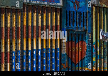 San Diego, États-Unis. 18 août 2023. Vue du mur frontalier séparant Tijuana de San Diego. Les peintures murales ont été peintes par des artistes du monde entier. Le drapeau américain renversé a été fait en mémoire des anciens combattants déportés, dont les noms composent les bandes peintes. (Matthew Bowler/KPBS/Sipa USA) **AUCUNE VENTE À SAN DIEGO-SAN DIEGO OUT** crédit : SIPA USA/Alamy Live News Banque D'Images