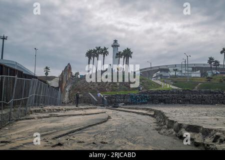 San Diego, États-Unis. 18 août 2023. Une vue du phare de la communauté balnéaire mexicaine de Playas de Tijuana depuis la plage vers l'est avec le mur frontalier construit aux États-Unis d'un côté et un anneau de tauromachie de l'autre. 21 août 2023. (Matthew Bowler/KPBS/Sipa USA) **AUCUNE VENTE À SAN DIEGO-SAN DIEGO OUT** crédit : SIPA USA/Alamy Live News Banque D'Images