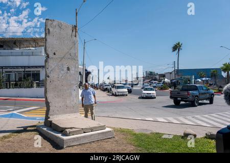 San Diego, États-Unis. 18 août 2023. Une section du mur de Berlin de l'époque de la guerre froide a été placée au mur frontalier entre Tijuana et San Diego. L'artefact de 3 tonnes a été placé dans la communauté balnéaire mexicaine de Playas de Tijuana par la Falling Walls Foundation basée à Berlin. La structure en ciment se trouve sur la moitié mexicaine du parc Friendship, la moitié américaine de ce parc est maintenant fermée le 18 août 2023. (Matthew Bowler/KPBS/Sipa USA) **AUCUNE VENTE À SAN DIEGO-SAN DIEGO OUT** crédit : SIPA USA/Alamy Live News Banque D'Images