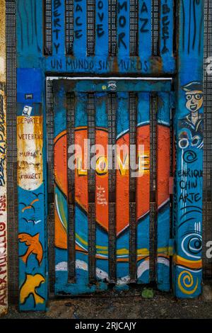 San Diego, États-Unis. 18 août 2023. Vue du mur frontalier séparant Tijuana de San Diego. Les peintures murales ont été peintes par des artistes du monde entier. Le drapeau américain renversé a été fait en mémoire des anciens combattants déportés, dont les noms composent les bandes peintes. 21 août 2023. (Matthew Bowler/KPBS/Sipa USA) **AUCUNE VENTE À SAN DIEGO-SAN DIEGO OUT** crédit : SIPA USA/Alamy Live News Banque D'Images