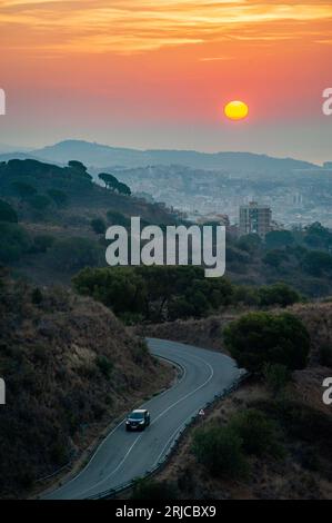 22 août 2023, Barcelone, Espagne. Le soleil se lève sur Barcelone et sa zone métropolitaine après une nuit extrêmement chaude. Une vague de chaleur est en cours et des températures record sont attendues. Crédit : Jordi Boixareu/Alamy Live News Banque D'Images