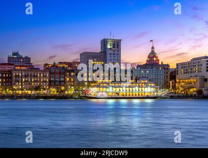 Savannah Skyline de River Street et de l'hôtel de ville avec la Reine de Géorgie au Dock Savannah, Géorgie, États-Unis d'Amérique Banque D'Images