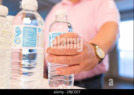 Lafrancaise, France. 22 août 2023. Un résident tient une bouteille d'eau. Canicule, visite de la Résidence du Lac, à Lafrançaise, un ehpad (hébergement pour personnes âgées dépendantes) dans le Tarn et Garonne, en présence de Michel Weill, Président du Conseil départemental. France, la française le 22 août 2023. Photo de Patricia Huchot-Boissier/ABACAPRESS.COM crédit : Abaca Press/Alamy Live News Banque D'Images