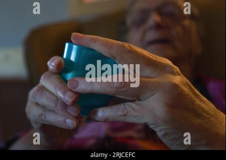 Lafrancaise, France. 22 août 2023. Une résidente avec un verre d'eau à la main. Canicule, visite de la Résidence du Lac, à Lafrançaise, un ehpad (hébergement pour personnes âgées dépendantes) dans le Tarn et Garonne, en présence de Michel Weill, Président du Conseil départemental. France, la française le 22 août 2023. Photo de Patricia Huchot-Boissier/ABACAPRESS.COM crédit : Abaca Press/Alamy Live News Banque D'Images