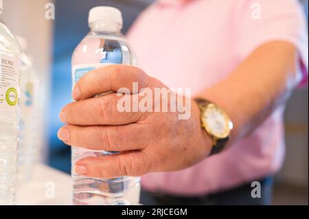 Lafrancaise, France. 22 août 2023. Un résident tient une bouteille d'eau. Canicule, visite de la Résidence du Lac, à Lafrançaise, un ehpad (hébergement pour personnes âgées dépendantes) dans le Tarn et Garonne, en présence de Michel Weill, Président du Conseil départemental. France, la française le 22 août 2023. Photo de Patricia Huchot-Boissier/ABACAPRESS.COM crédit : Abaca Press/Alamy Live News Banque D'Images